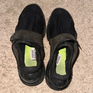 Nike women’s tennis shoes